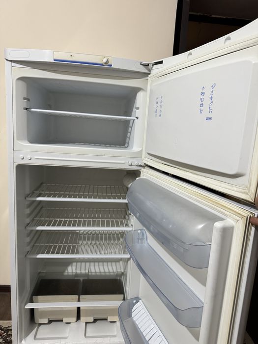 Indesit muzlatgichi sotiladi