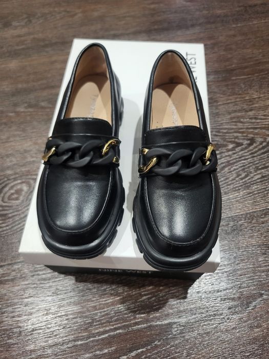 Продам детские школьные туфли