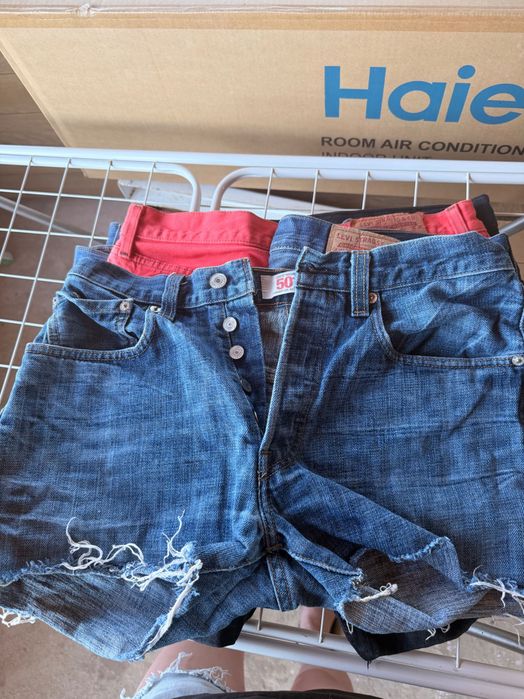 Продавам комплект от 7 чифта къси дънкови панталони на Levi's. Идеални за лятото!