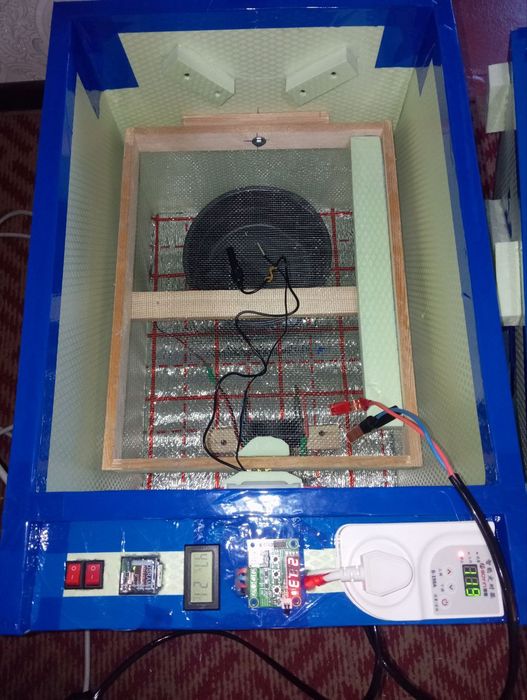 Inkubator 60 tali 12/220v ishlaydi