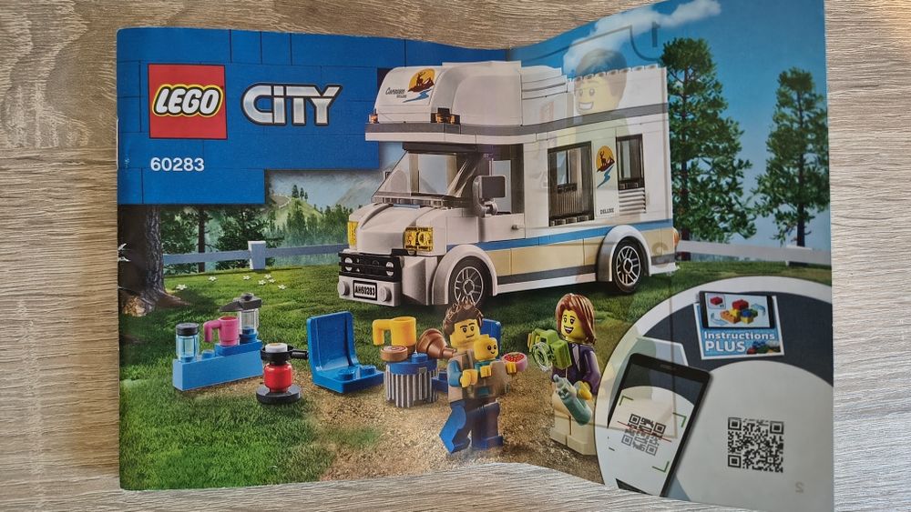 LEGO City Great Vehicles - Rulota de vacanta 60283, 190 piese