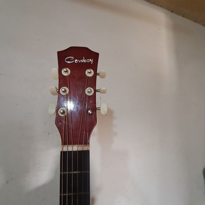 Gitara sifati yaxshi chixoli ham bor qo'shib beriladi