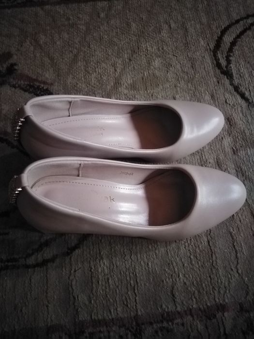 Женская обувь (туфли)