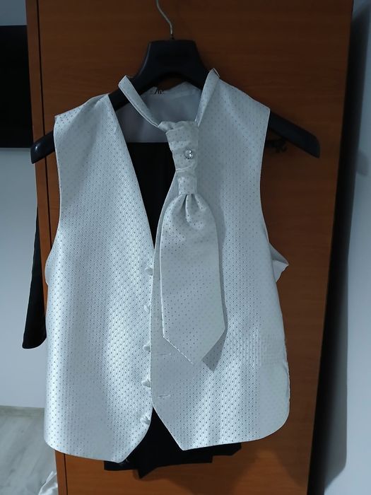 Vand costum bărbați folosit o singura data, 150 lei