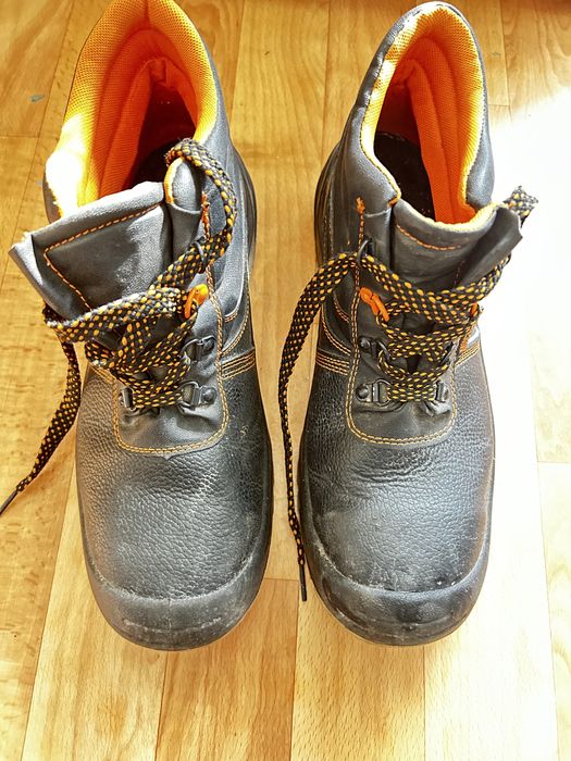 Продам спец.обувь размер 44