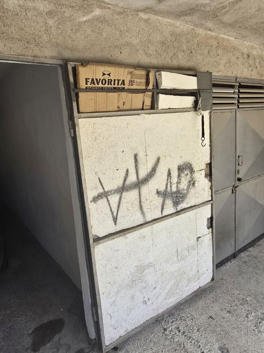 Двукрилна гаражна врата