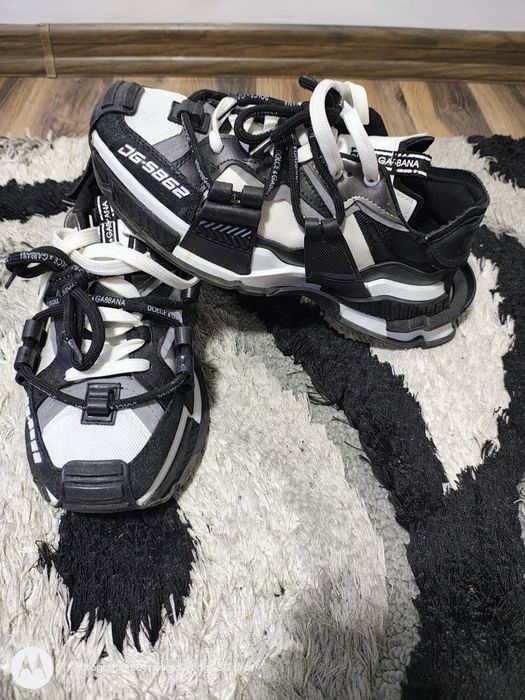 Adidași de vânzare