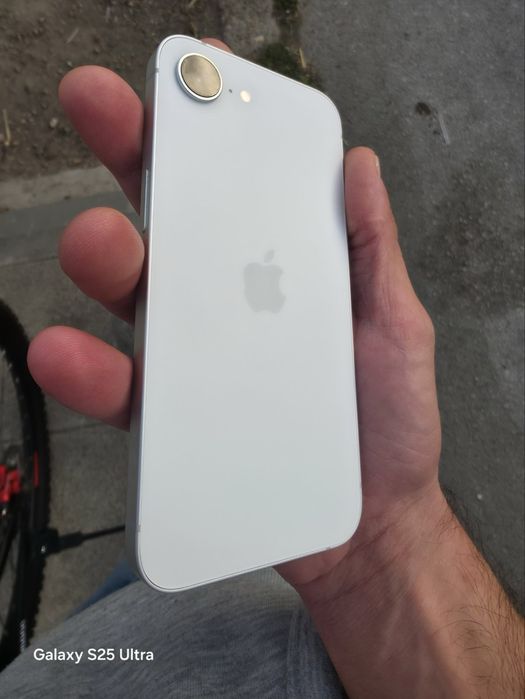 Продавам Iphone 16e