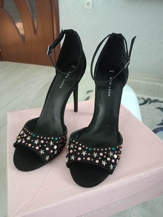 Нова визия - Сандали на ток от синтетичен велур, украсени със звездни