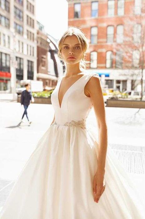 Дизайнерска Сатенена сватбена / булчинска рокля Eva Lendel + аксесоари