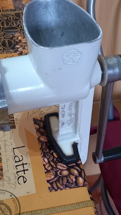 Vand 2 buc masina de tocat carne metalica,culoare argintie si alba, co