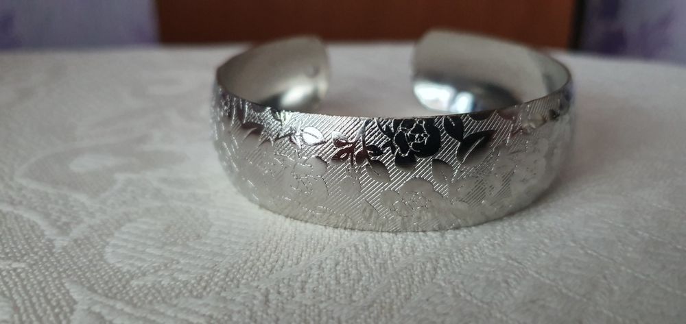 Браслет металический на руку.