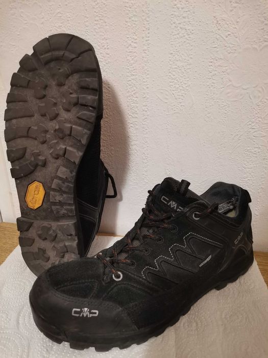 Продавам мъжки туристически обувки CMP