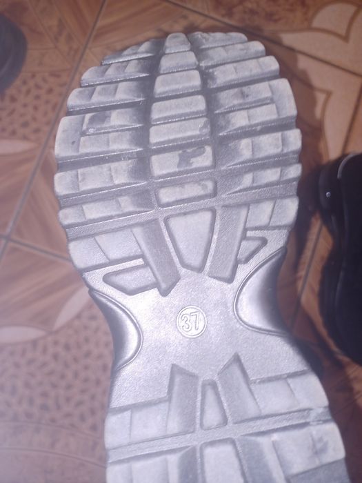 Botine nr 37 ,pret 100 lei o singura data au fost purtati.