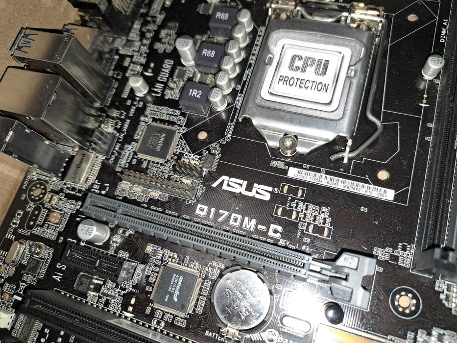 Placa de baza ASUS Q170M-C, socket 1151, suporta i3, i5 si i7 generatia 6 si 7, si 64Gb ddr4 (4xDDR4)