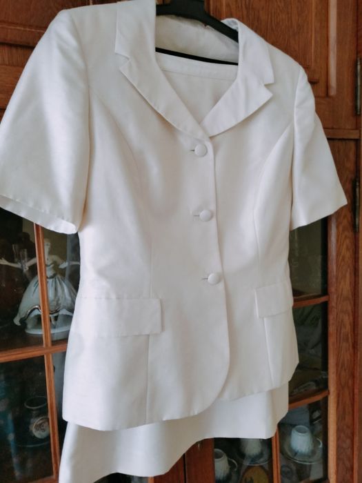 Costum de dama culoare crem puțin lucios, cambrat pe corp ,44-46
