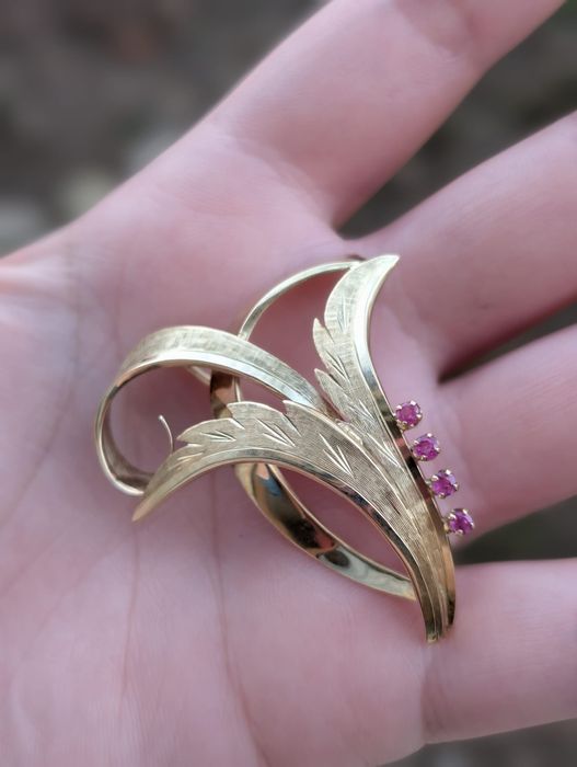 Veche brose din aur de 14k 585, cu pietre rosii (rubine), copii