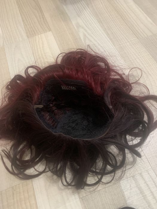 Продавам перуки - черна и червена