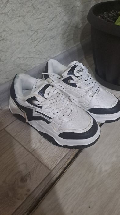 Продам кроссовки