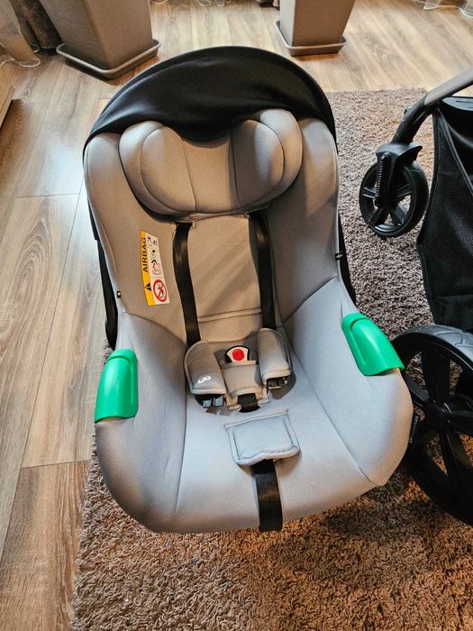 Vând : carucior, landou, scoică plus pătuț!