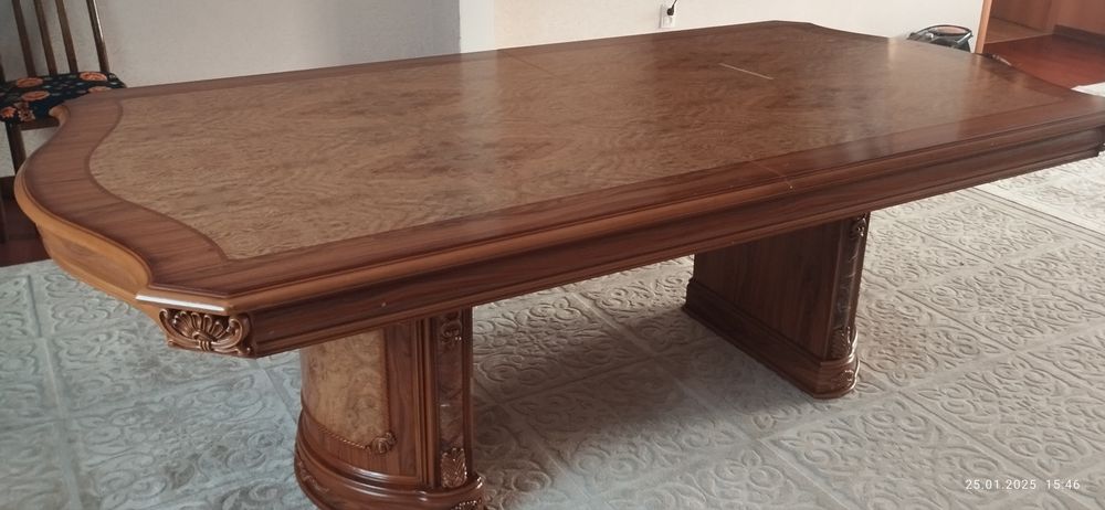 Стол в гостиной раздвижной