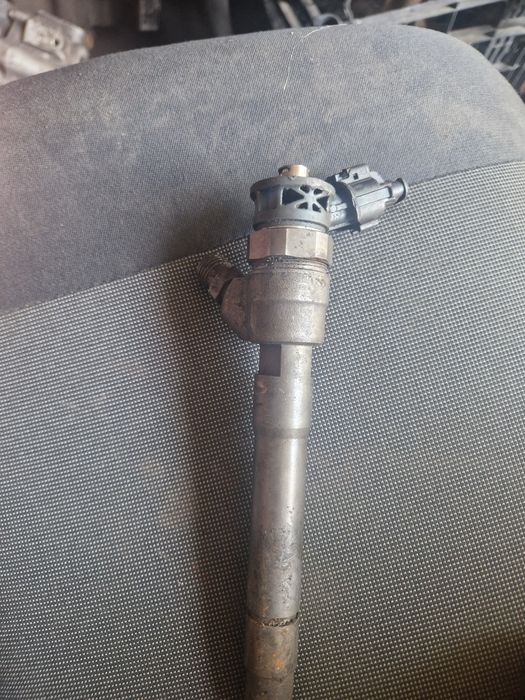 Injector Renault trafic 1.6 codul piesei 0445110546