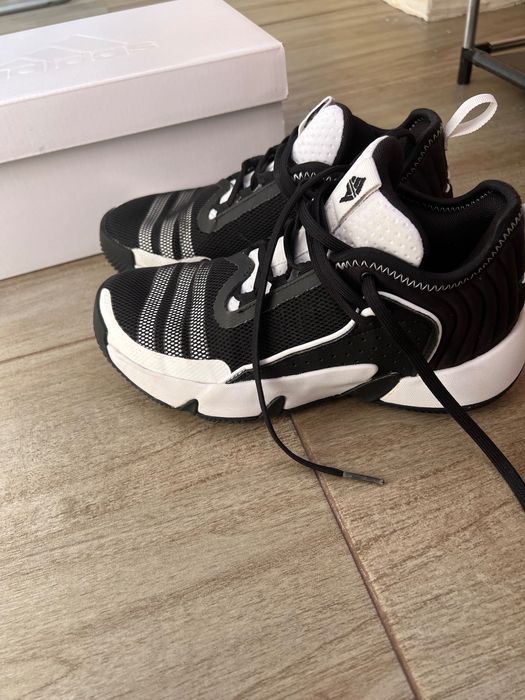 Маратонки adidas 35 номер като нови