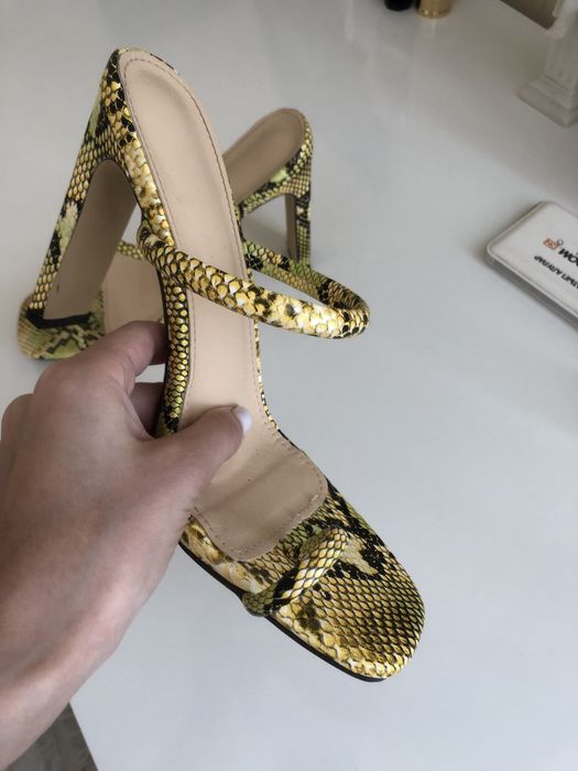 Продам босоножки новые