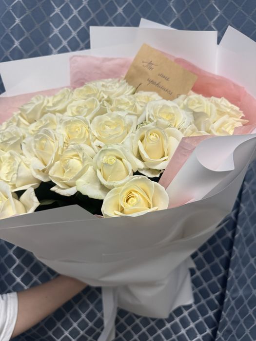 Есть две одиноковые букеты, обе с записками и свежые, цена договорная.