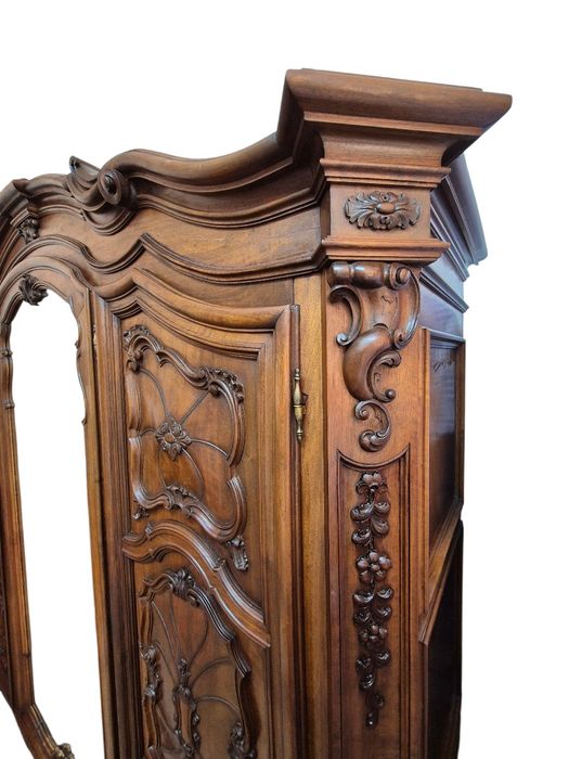 Dormitor din lemn masiv de nuc sculptat manual