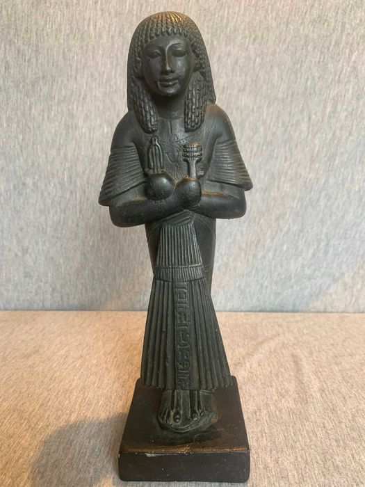 стара статуя на египетската богиня Изида