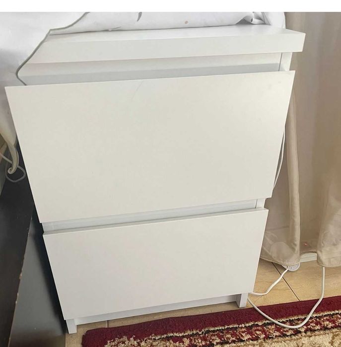 Măsuță de toaletă cu oglindă și spații de depozitare