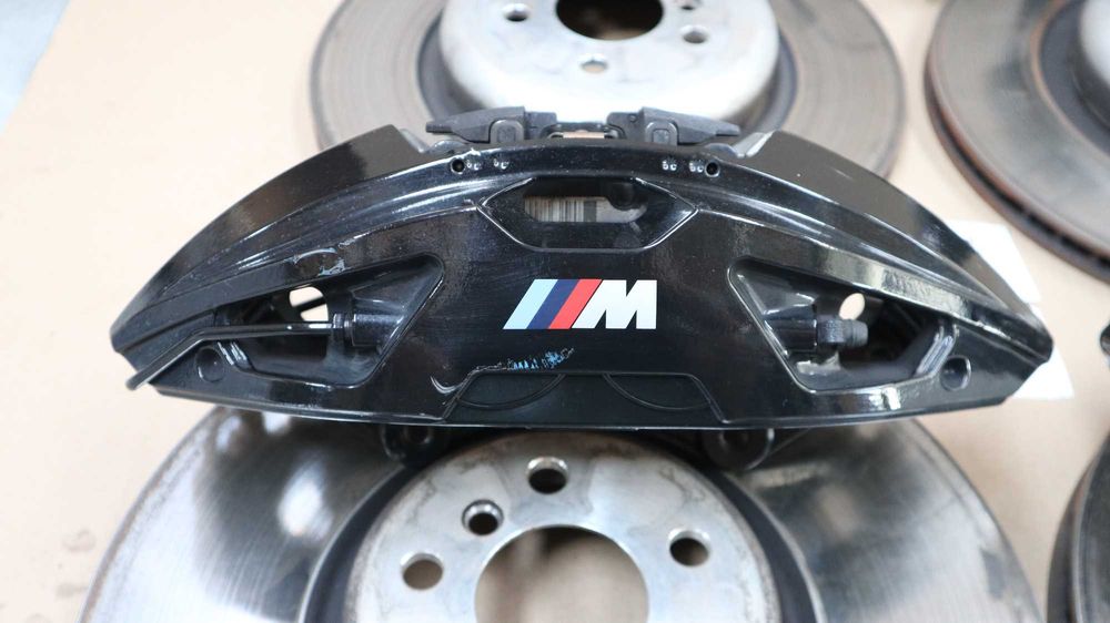 Черни апарати и дискове БМВ Г30 Г11 Г14 Г15 Г05 М-спорт спирачки БМВ