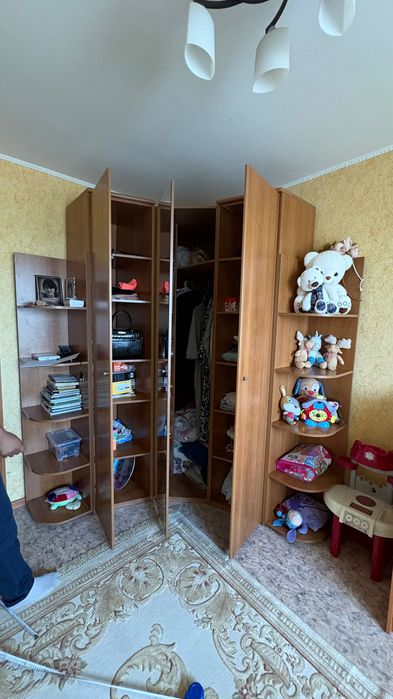Продаю угловой шкаф недорого
