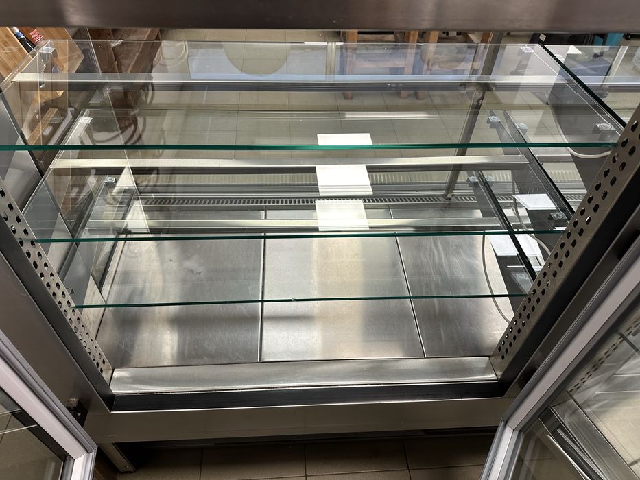 Сладкарска витрина