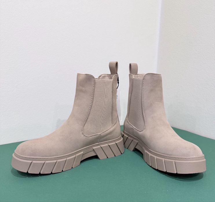 Велурени боти с ниска подметка