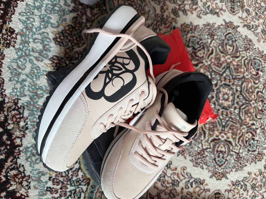 Женские кроссовки