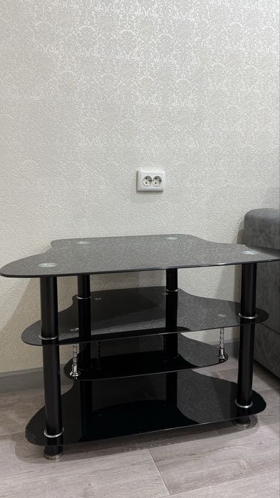 Продам стеклянный столик под телевизор