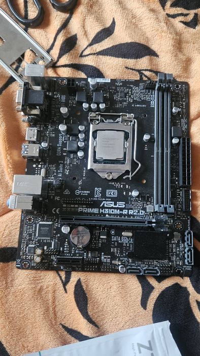 Vand placa de baza asus prime h310m  cu i3 8100 si nividia quadro 2200