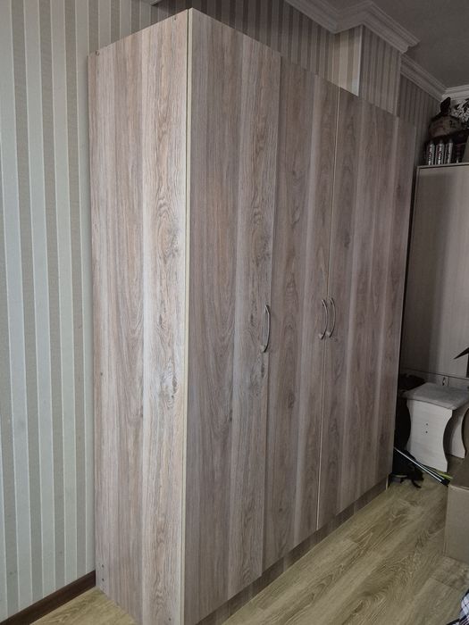 Продам большой шкаф