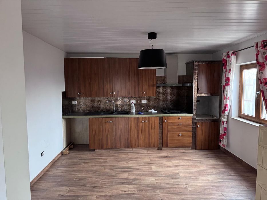 Casă spațioasă cu etaj și curte