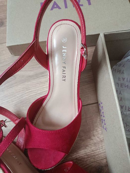 Червени сандали на платформа - 38 номер