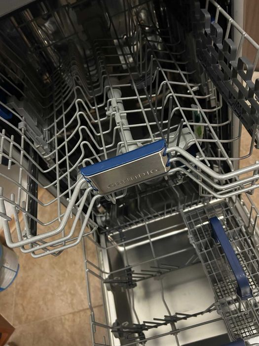 Продавам свободностояща миялна машина Grundig GSF41821X в гаранция