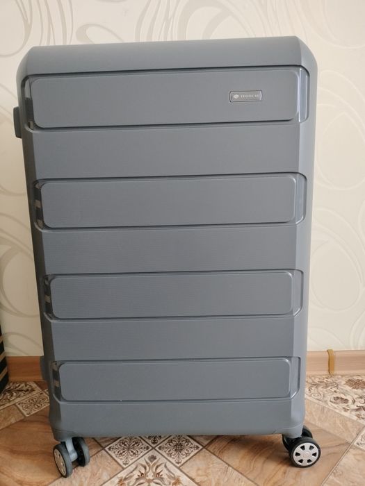 Продам чемодан на колёсах
