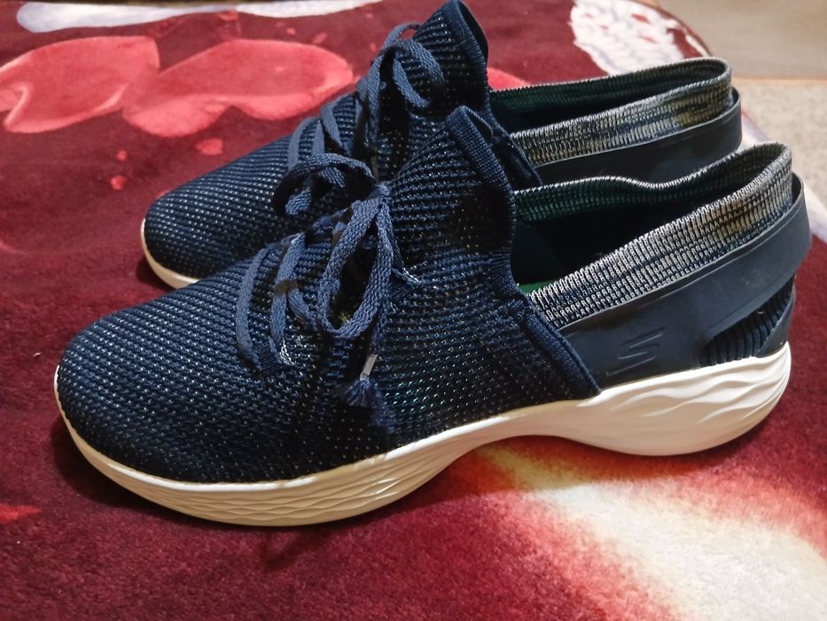 Vând urgent adidași skechers  mărimea 38