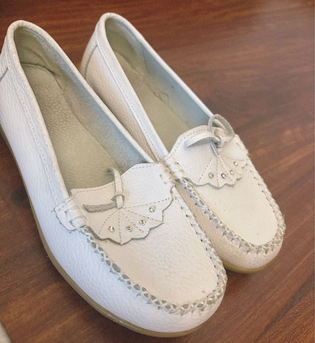 Продаю белые мокасины