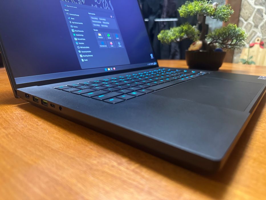 Razer Blade 16 - Intel I9 13 Gen, RTX 4070, 32GB DDR5, 4K 240Hz