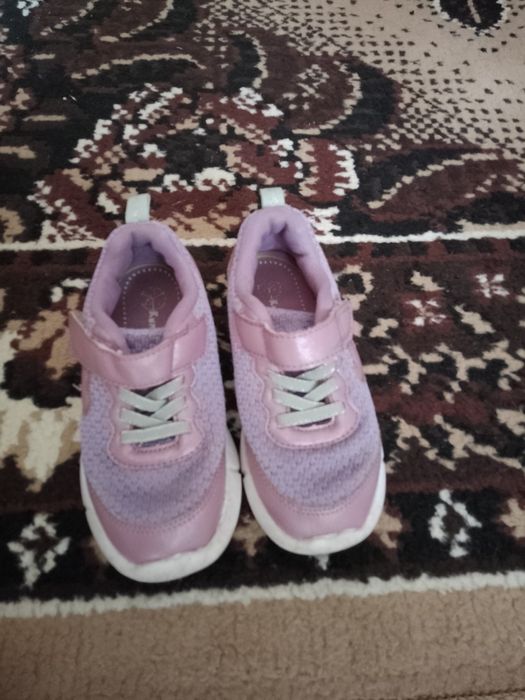 Детски затворени обувки