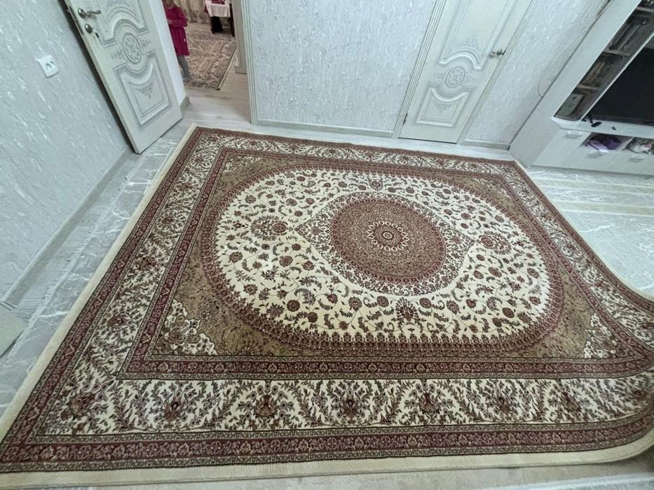 Продается ковер в хорошем состоянии