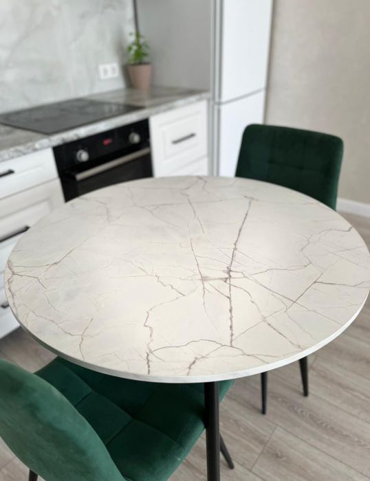 Продам срочно новый стол 90 см  в упаковке
